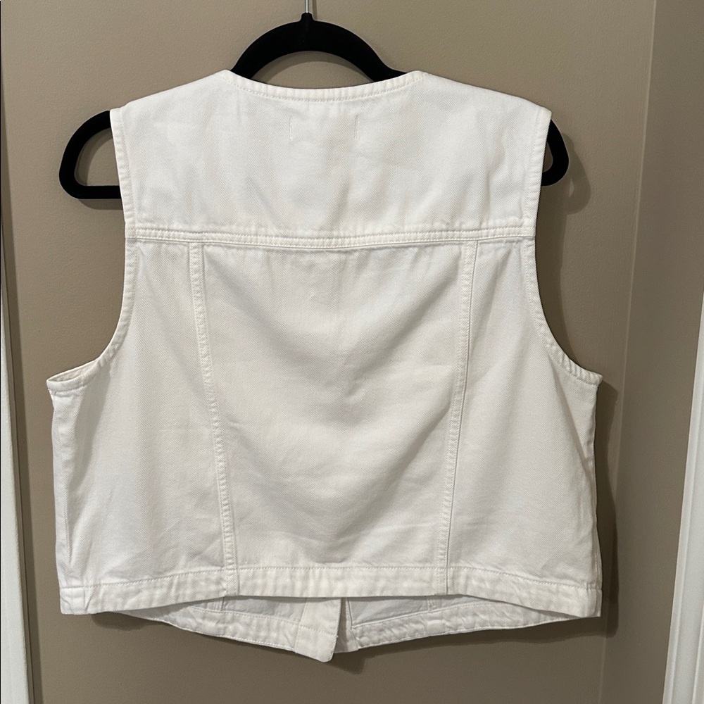 Madewell Cropped Denim Vest: Airy Denim Edition in Tile White - Picture 9 of 9